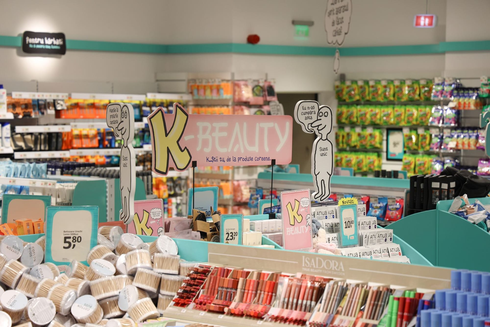 Raftul de cosmetice coreene K-beauty dintr-un magazin NORMAL, cu prețuri afișate pe etichete mari