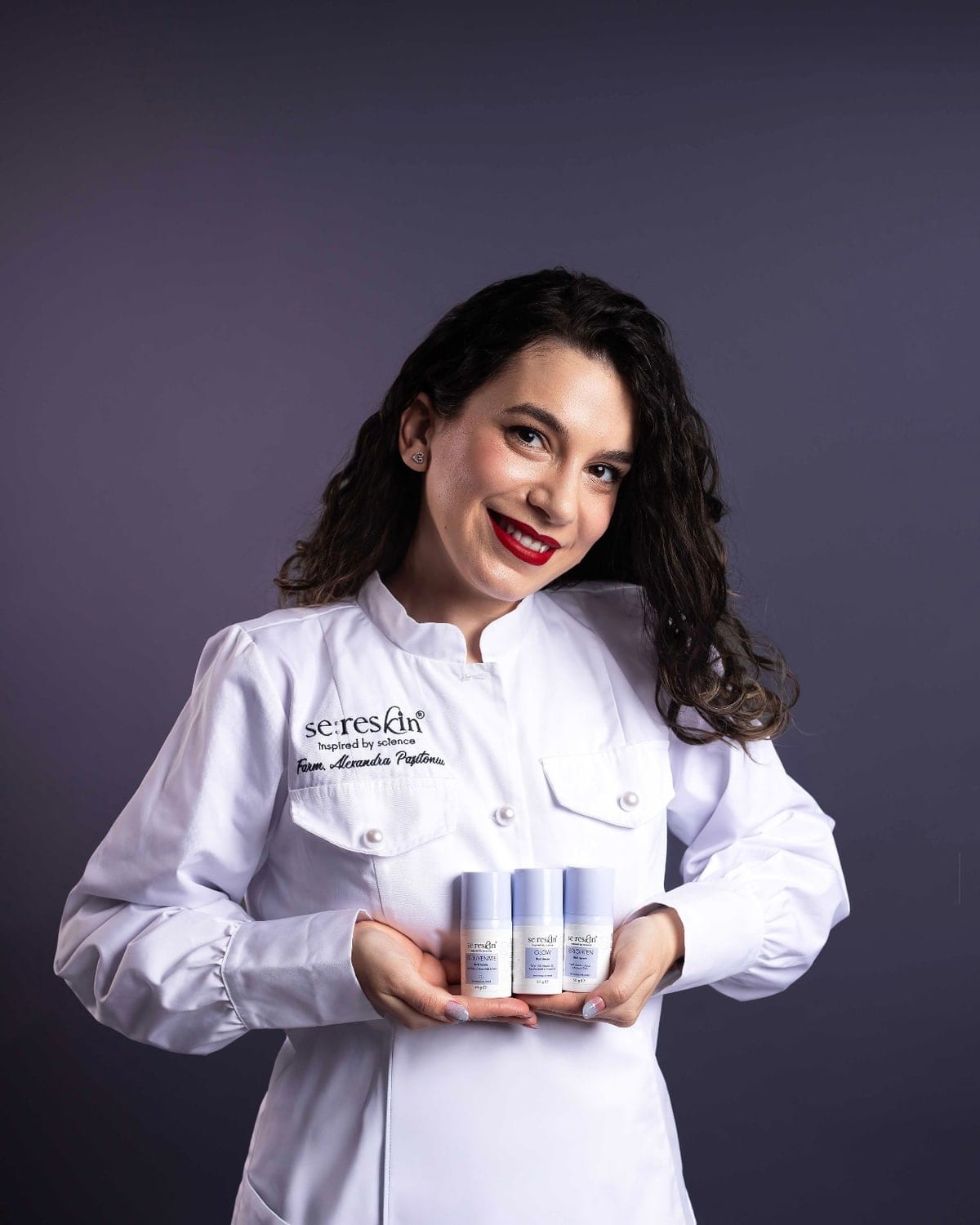 Alexandra Pașitoniu, în halat alb cu sigla Sereskin, ținând în mână produse ale brandului