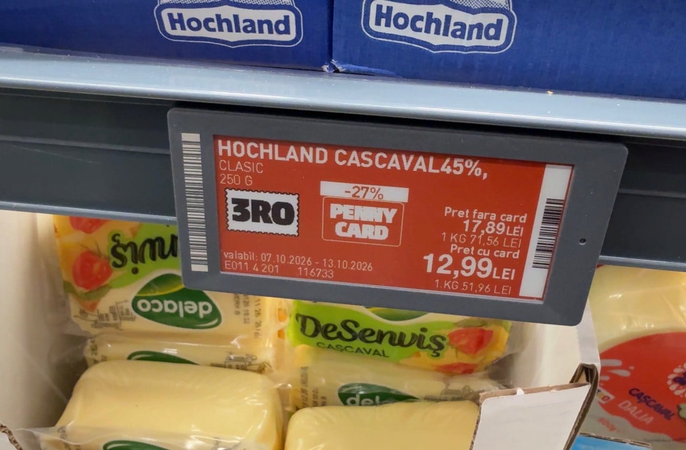 Etichetă de cașcaval cu preț fără card 17,89 lei, 71,56 lei/kg, și cu card 12,99 lei, 51,96 lei/kg