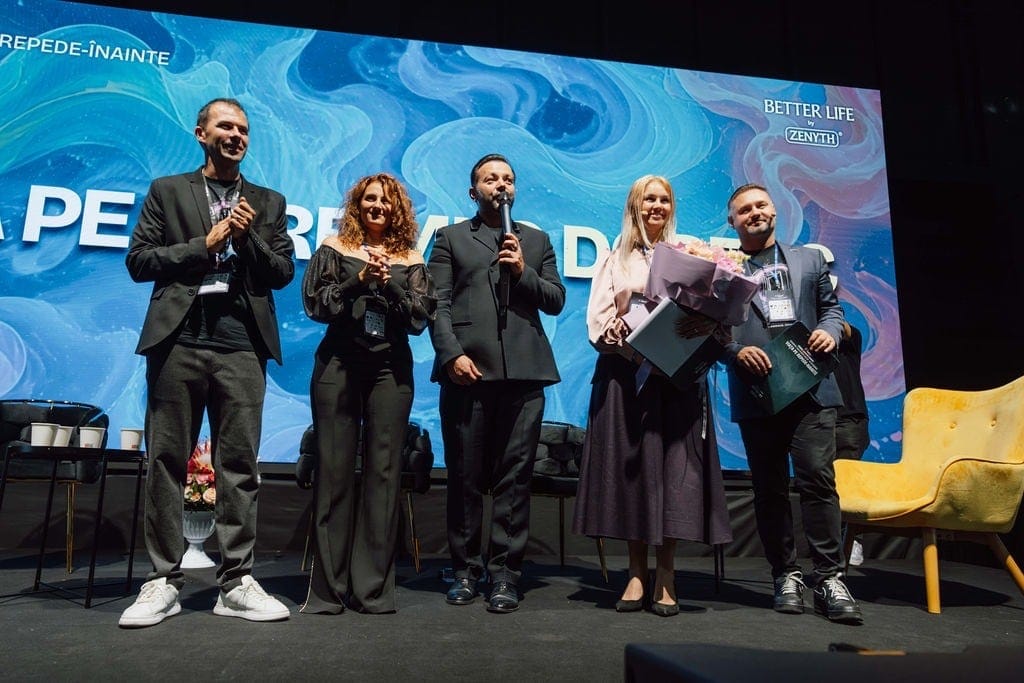 Organizatorii și invitații pe scenă la finalul evenimentului Viața pe repede-nainte