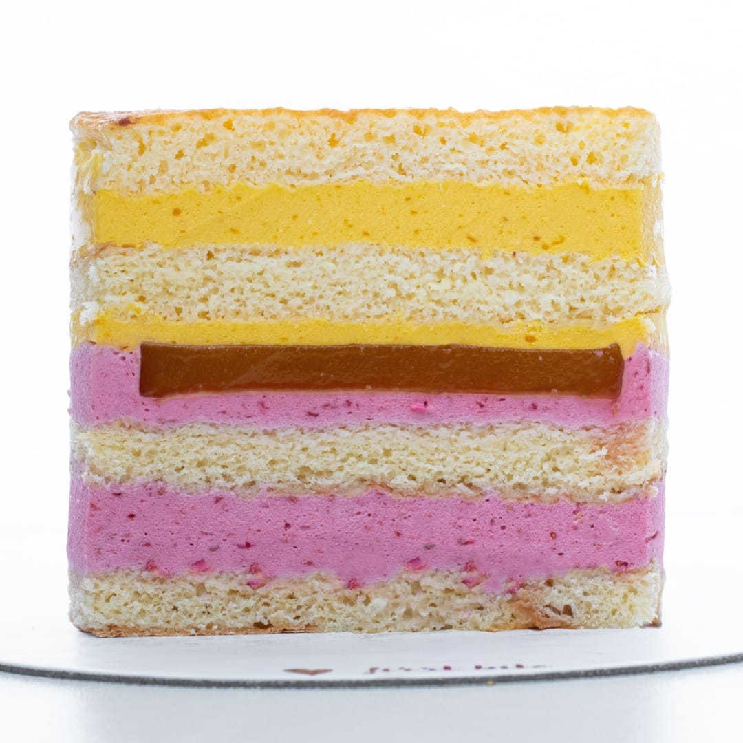 Tort tăiat cu straturi galbene și roz, cu mango și zmeură