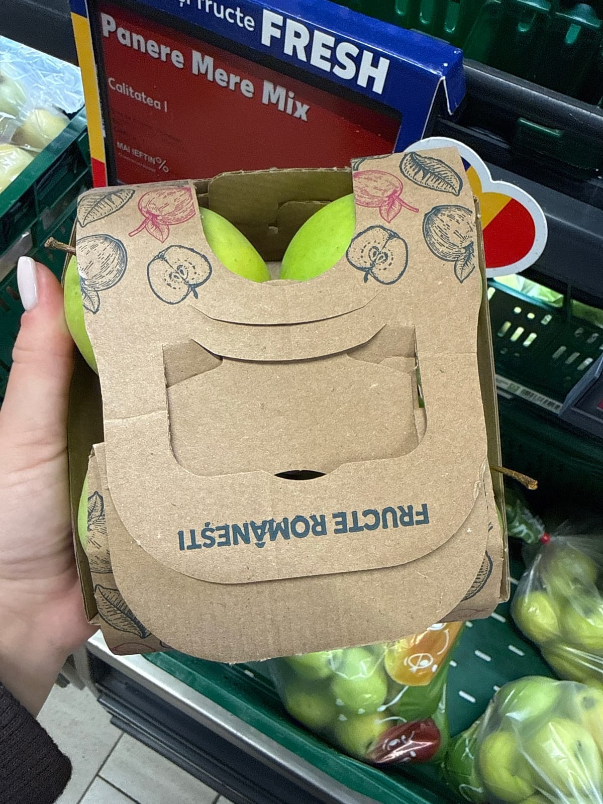 Coșuleț de carton cu câteva mere, la promoție