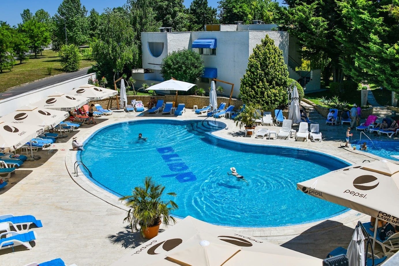 Piscina unui hotel din Venus, înconjurată de șezlonguri și umbrele