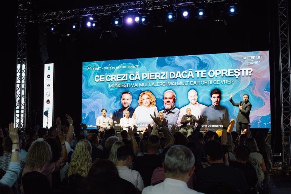 Publicul de la evenimentul Viața pe repede-nainte, în sala Halo Events Center