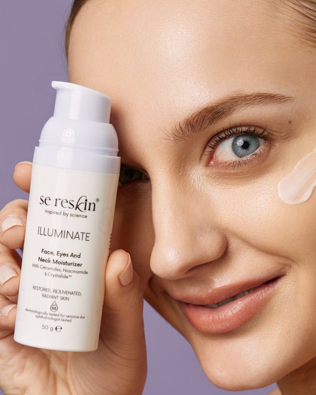 Femeie cu crema Sereskin Illuminate aplicată pe obraz