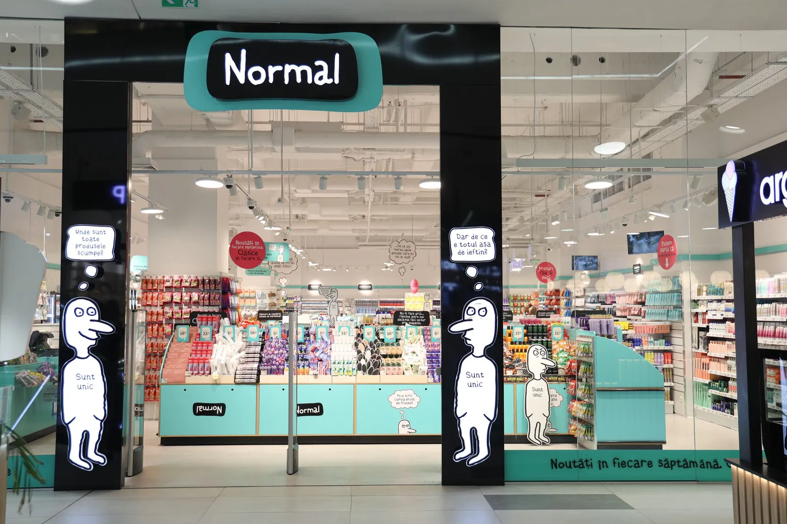 Intrarea magazinului NORMAL din Mega Mall București, cu personaje desenate în vitrină