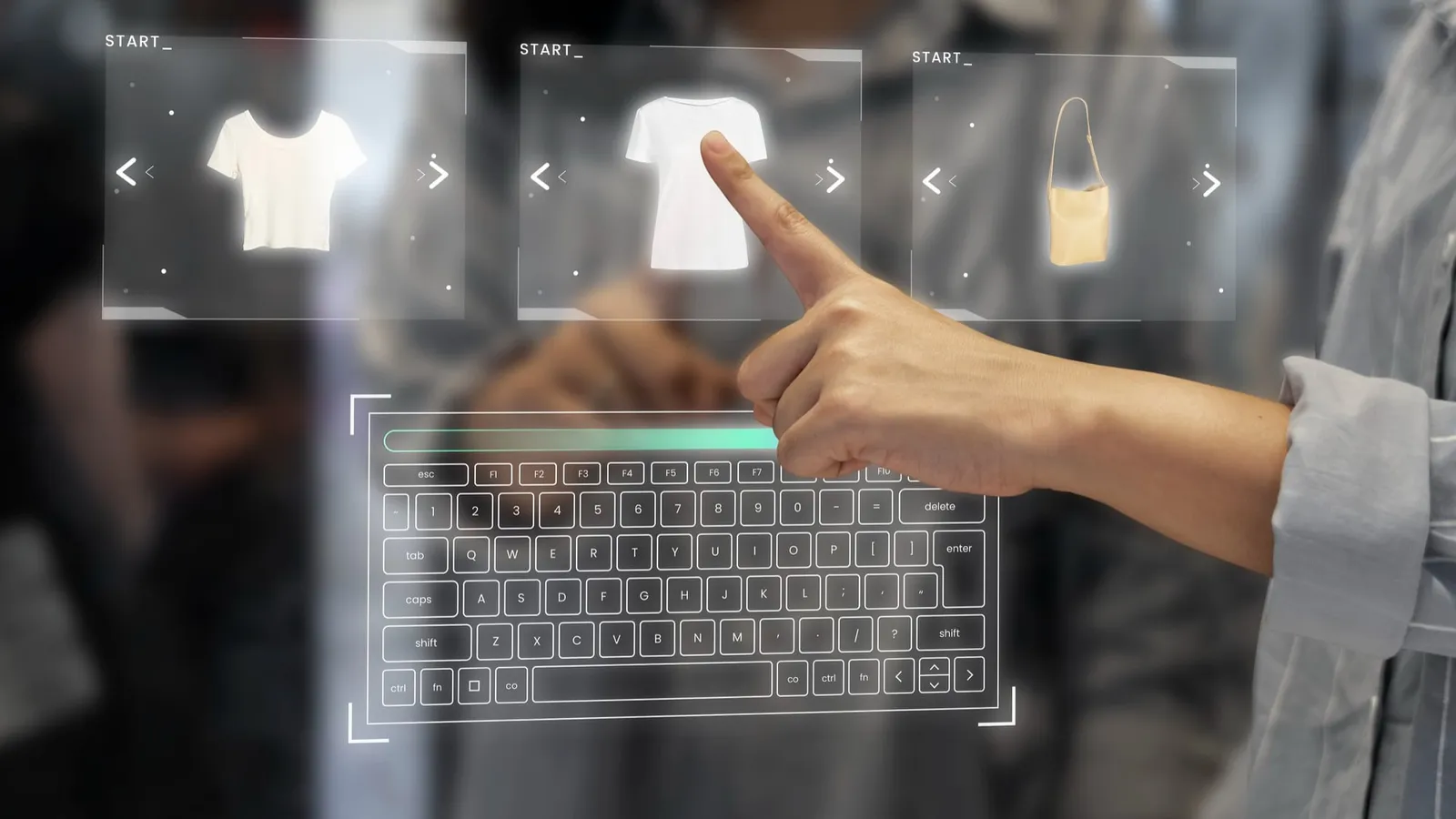 Mână care alege un tricou pe un ecran virtual de cumpărături online