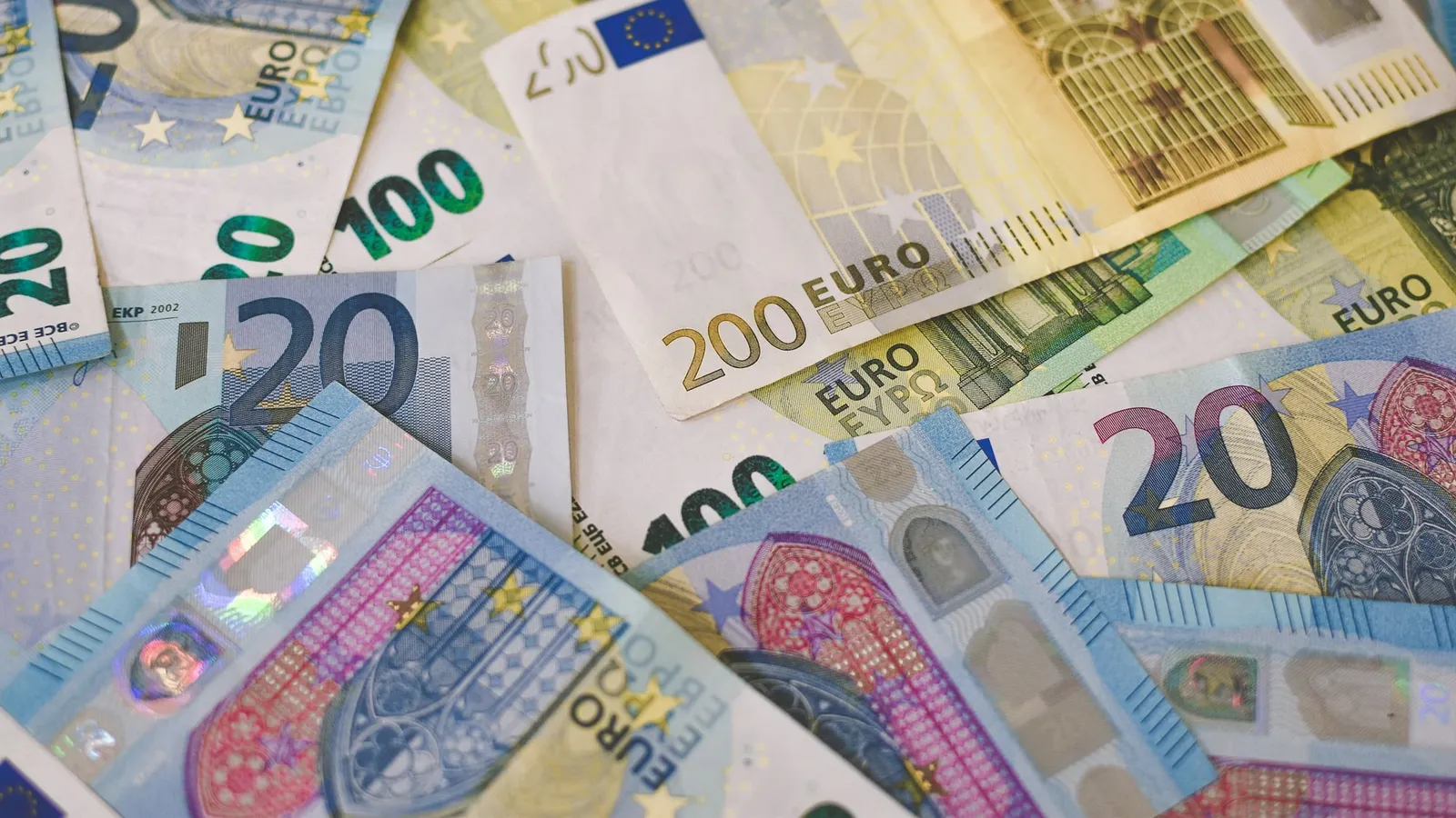 Bancnote euro de mai multe valori, împrăștiate