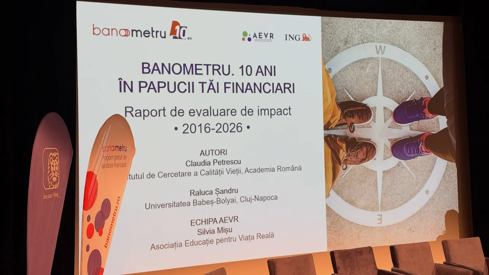 Scena de la lansarea raportului Banometru, cu titlul „Banometru. 10 ani în papucii tăi financiari” pe ecran