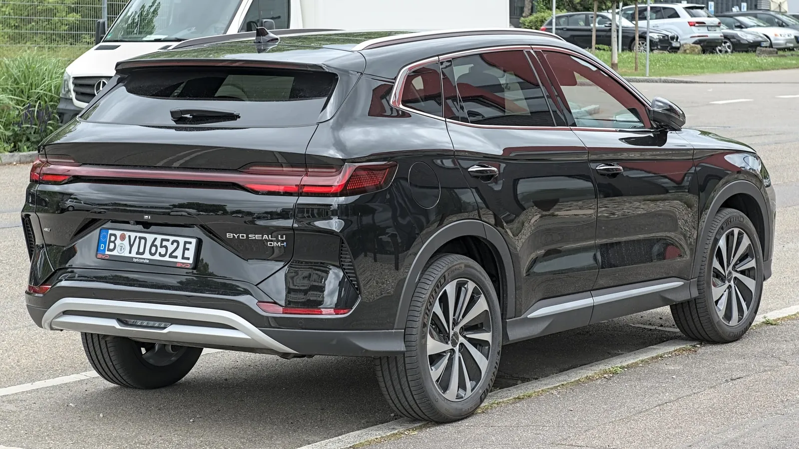 Un SUV BYD Seal U DM-i negru, parcat pe stradă, văzut din spate