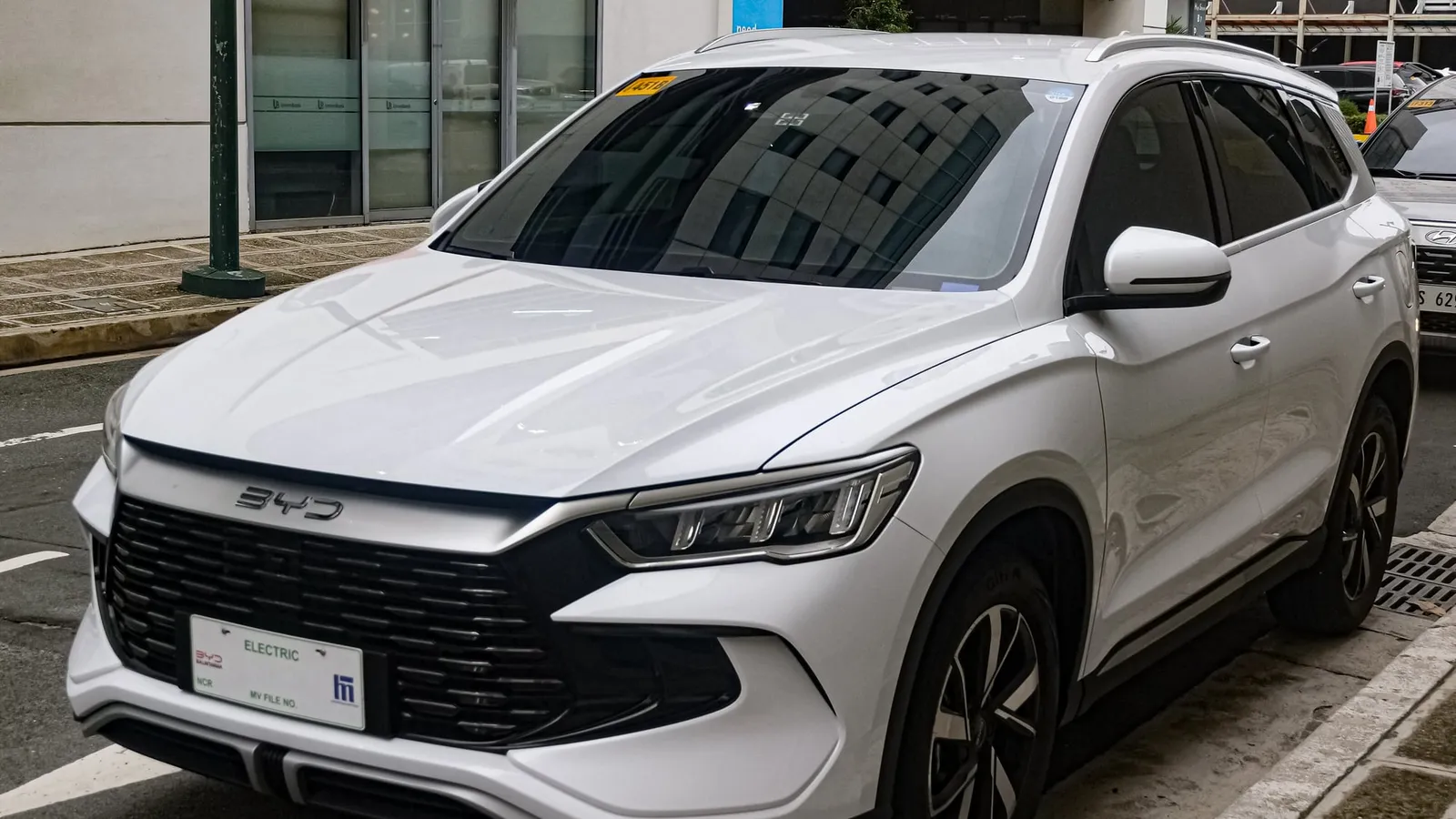 Un SUV BYD Sealion 5 DM-i alb, văzut din față