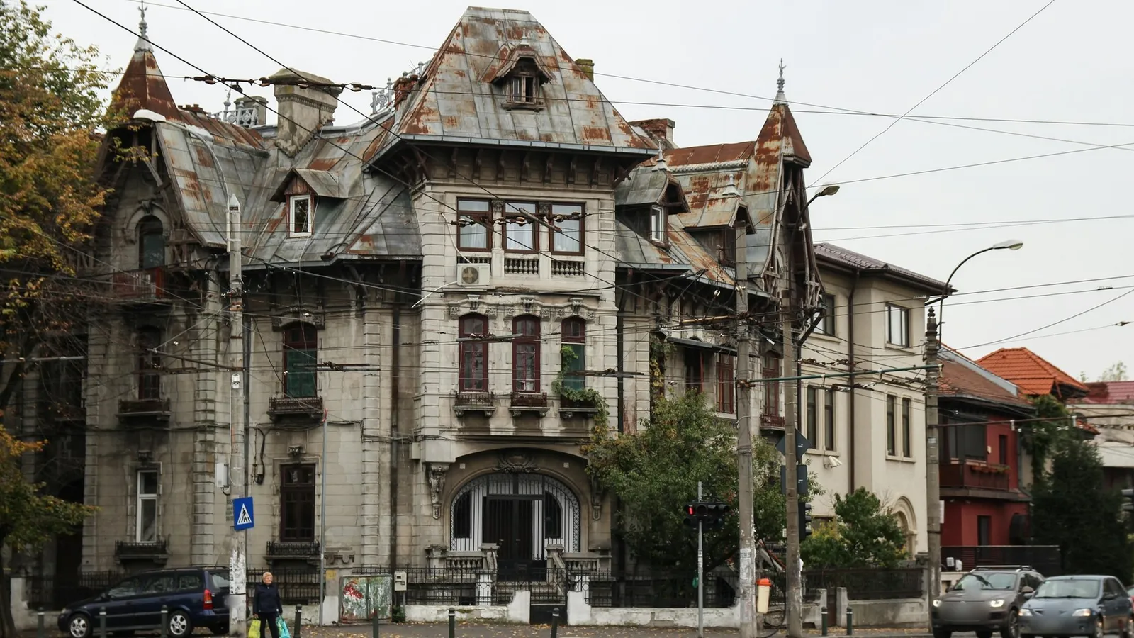 Vilă veche cu turnulețe și acoperiș de tablă, pe o stradă din București
