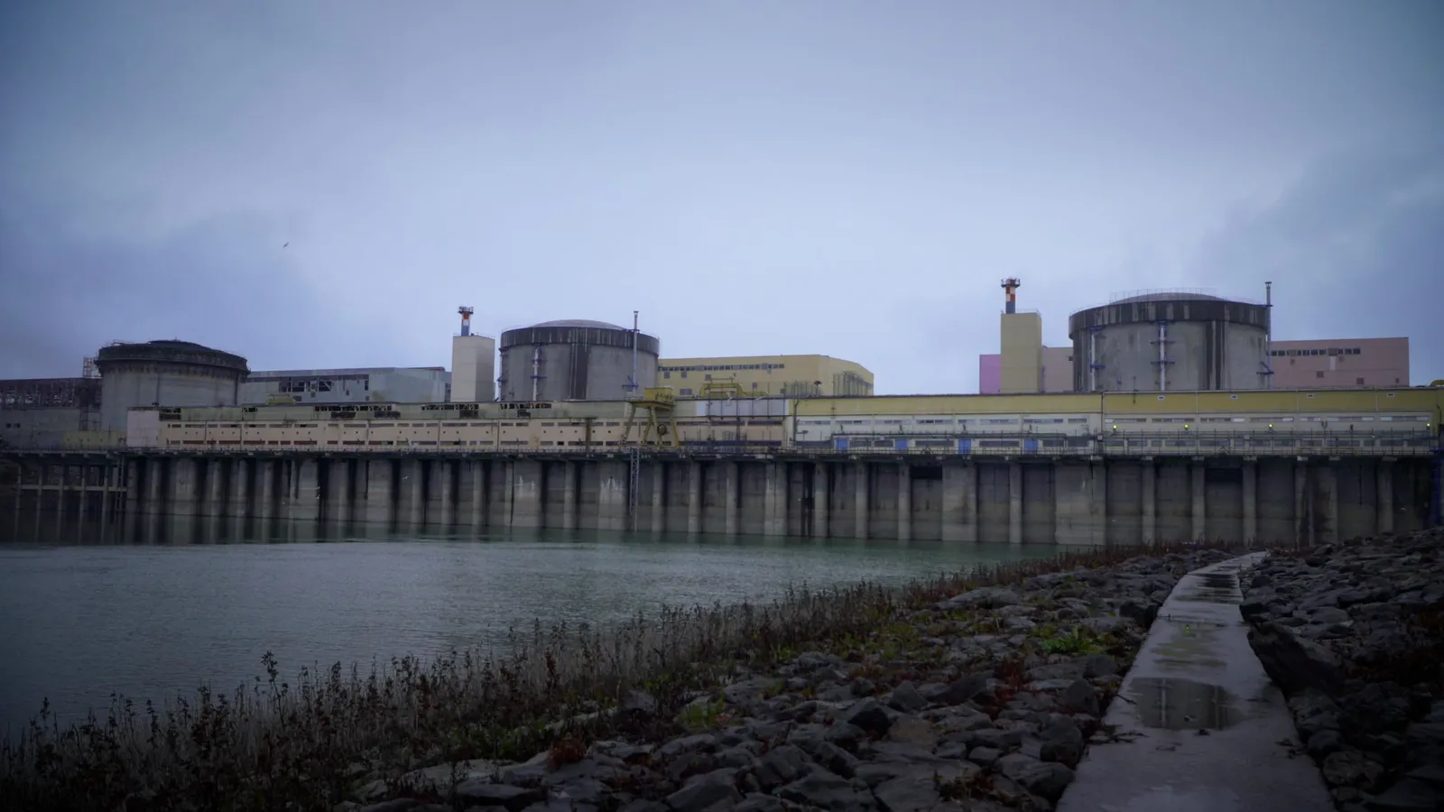 Centrala nucleară de la Cernavodă văzută de peste apă