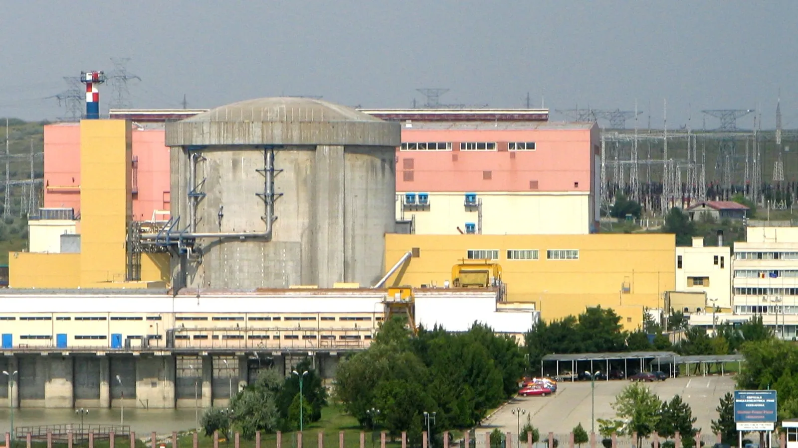 Centrala nucleară de la Cernavodă, cu clădirea reactorului și clădirile din jur