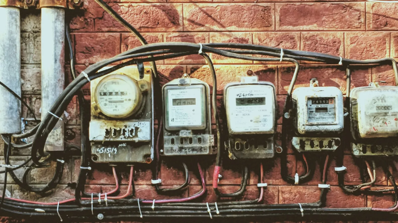 Contoare de curent electric montate pe un perete de cărămidă
