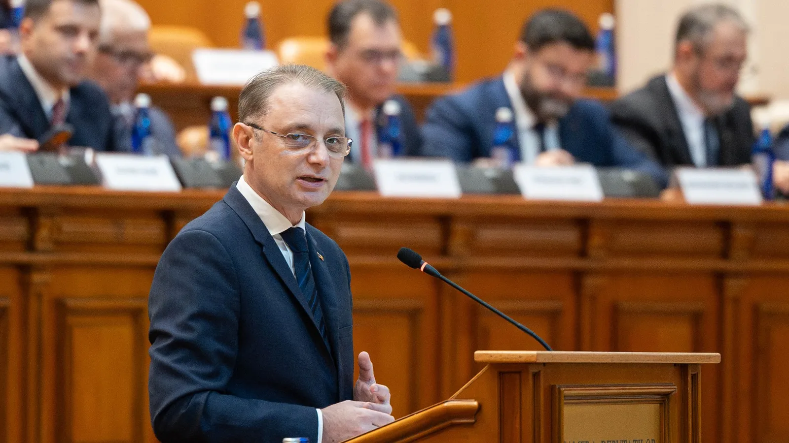 Luca Niculescu vorbește la tribuna Camerei Deputaților, cu miniștrii propuși în spate