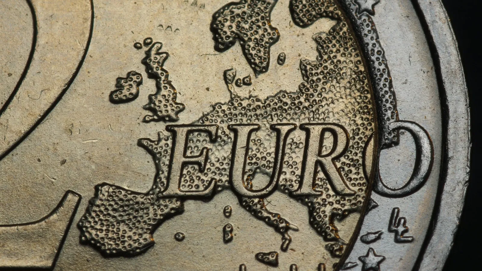 Prim-plan cu o monedă de 2 euro, cu harta Europei și inscripția EURO