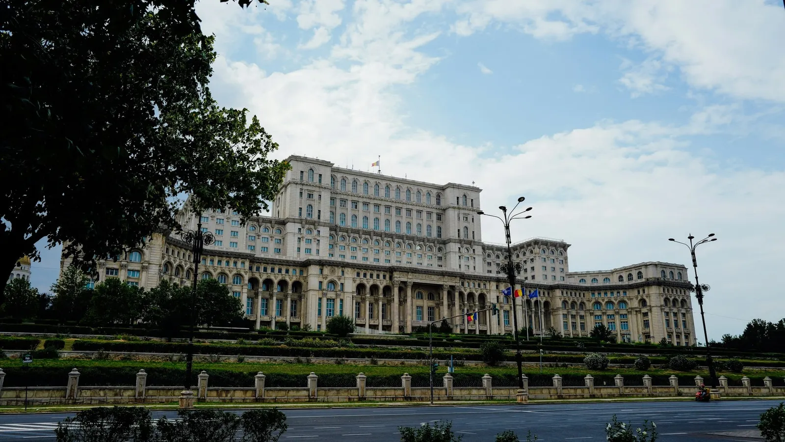 Palatul Parlamentului din București, văzut de pe bulevard, într-o zi cu nori