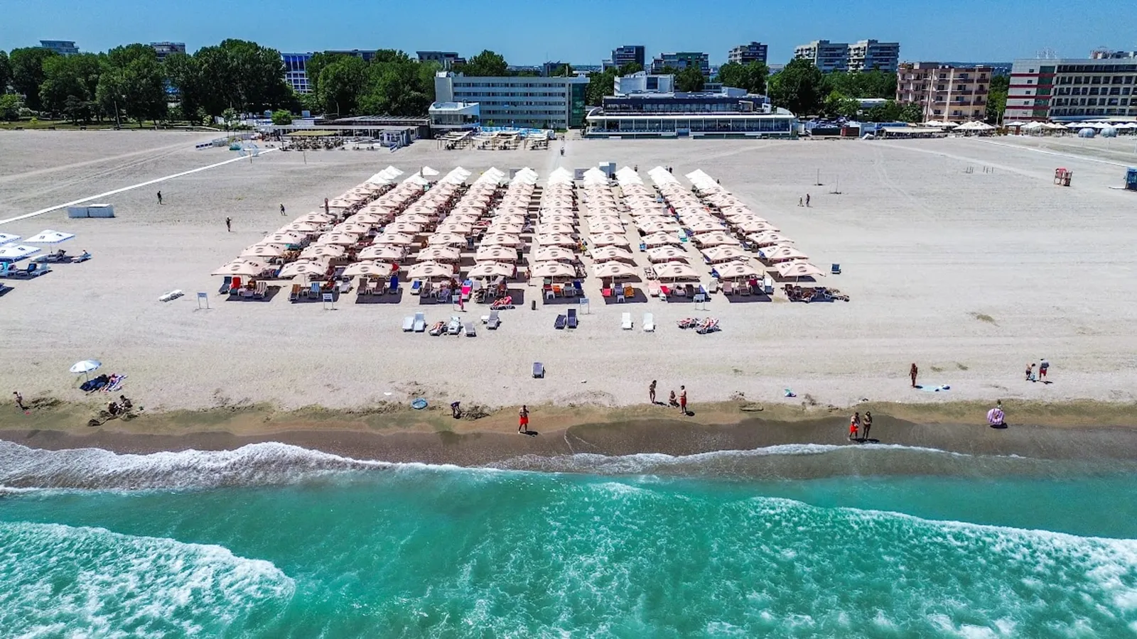 Plaja din Mamaia văzută de sus, cu umbrele, șezlonguri și hoteluri în spate