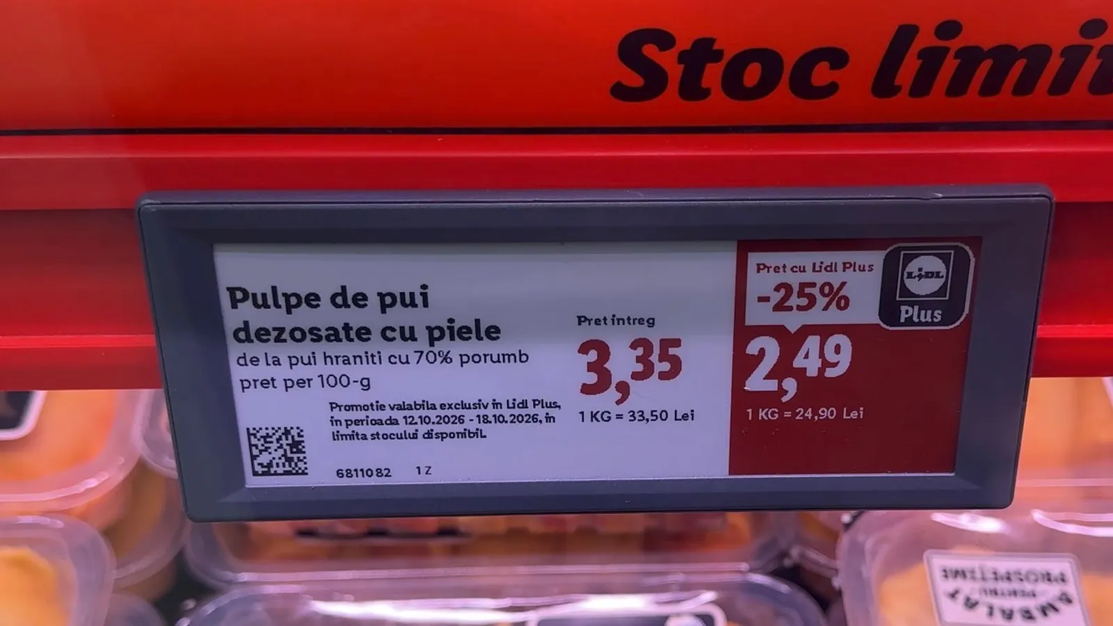 Etichetă de raft pentru pulpe de pui cu prețul afișat la 100 de grame și prețul pe kilogram