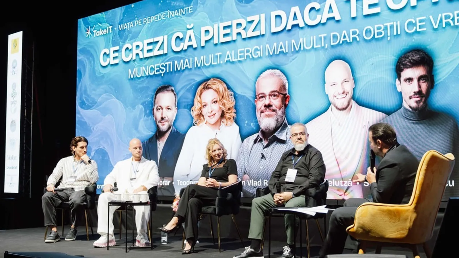 Panel pe scena evenimentului Viața pe repede-nainte, cu invitații așezați în fața unui ecran mare