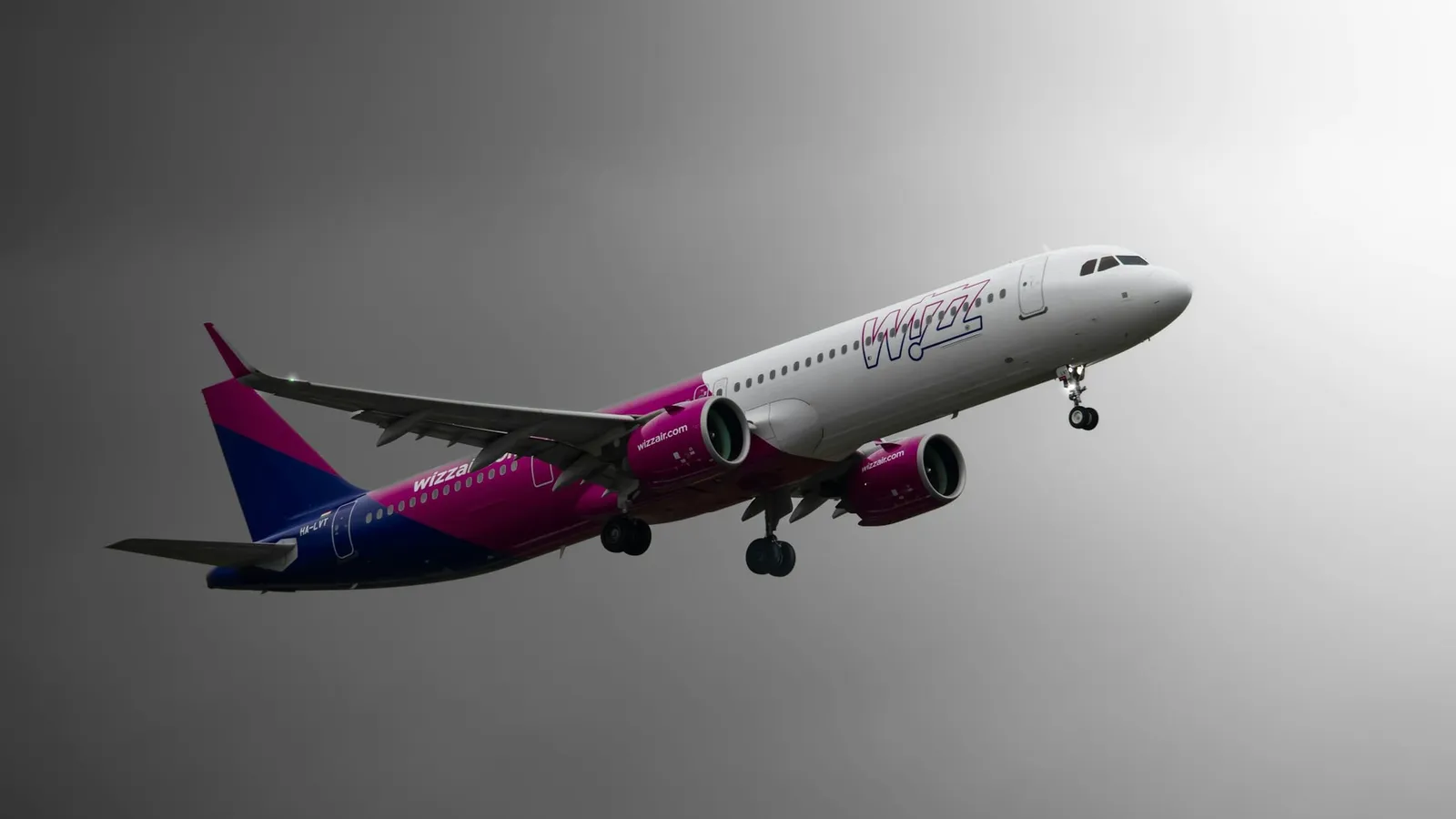 Un avion Airbus în culorile Wizz Air, la decolare